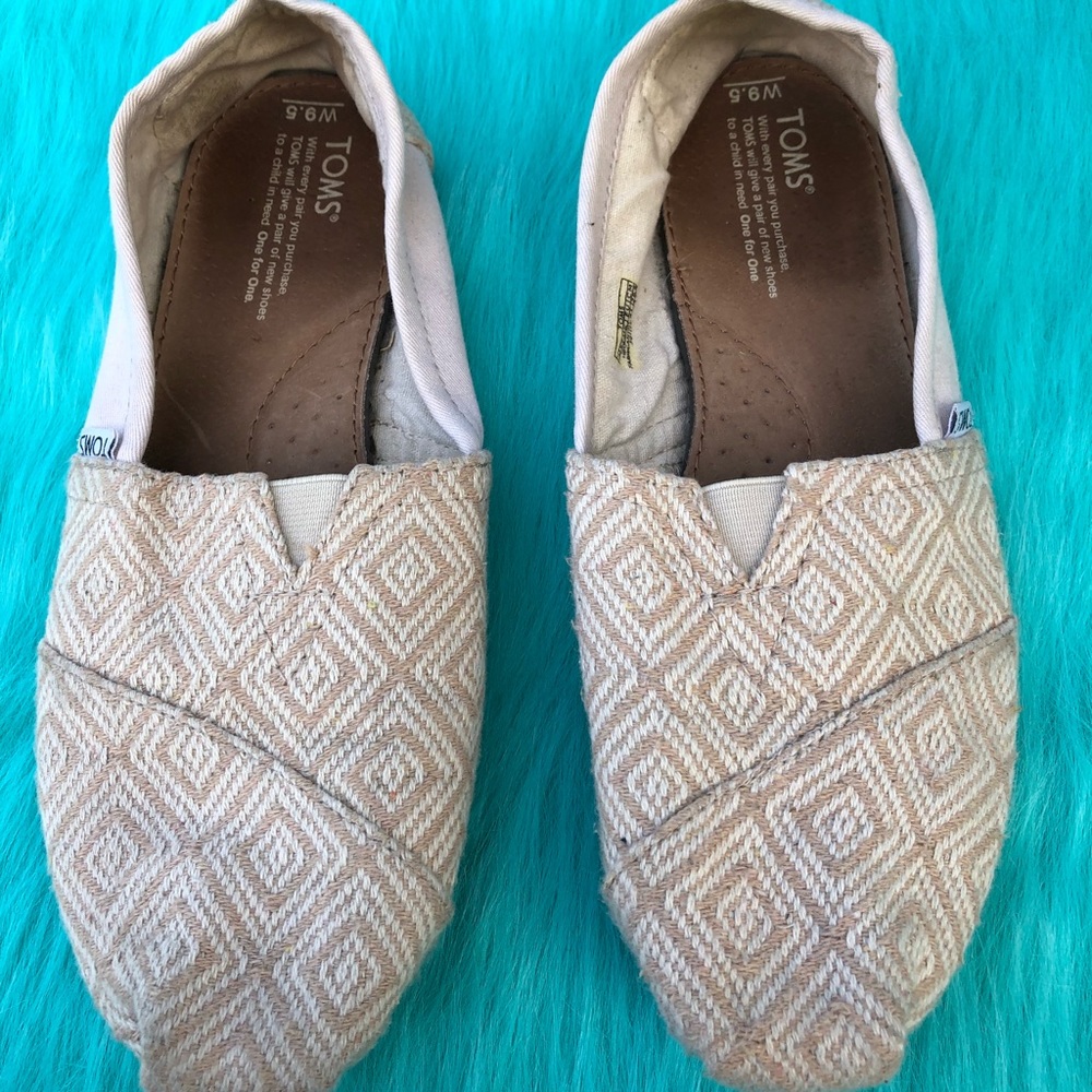Patterned beige and white Toms